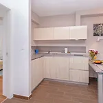 Rozart - River Marina With Free Parking Apartmán