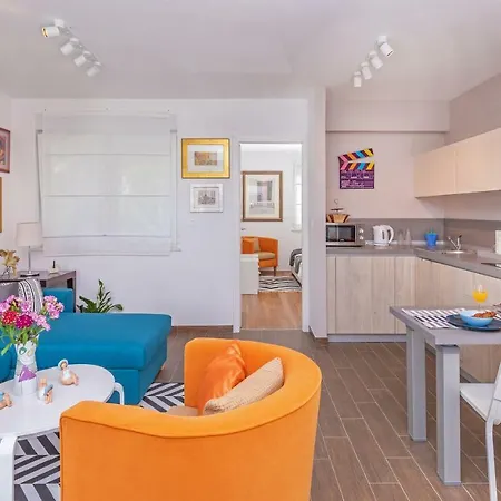 Rozart - Riverside Apartment With Free Parking -15 Min To Old Town